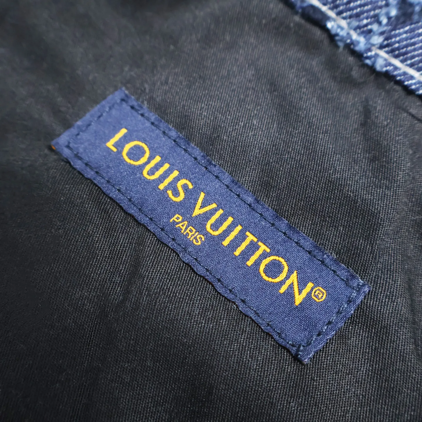 🅿️680 1v 25FW fringed jeans. Original version 17,800. Purchased at the first time through ZP operation. The retro siro jacquard exposed yarn fabric is washed and polished with sand and stone to form an old texture. The color is too natural. The whole dress does not cut corners. The minimum size is 3 pounds. Heavy jacquard fringe craftsmanship creates the ultimate artistic sense. You can see how complex the craftsmanship of this dress is when you look at the actual thing. The leather tag on the waist has an iron mold pattern in the same color and is made of genuine first-layer cowhide suede. It is different from the vague versions on the market. The lacquered copper bright lettering is clear and delicate, environmentally friendly, fixed and spray-dyed. The sewing tube inside the clothes is hemmed with threads. The workmanship is fine and perfectly restored. It beats all versions on the market instantly. Size:30-32-34-36